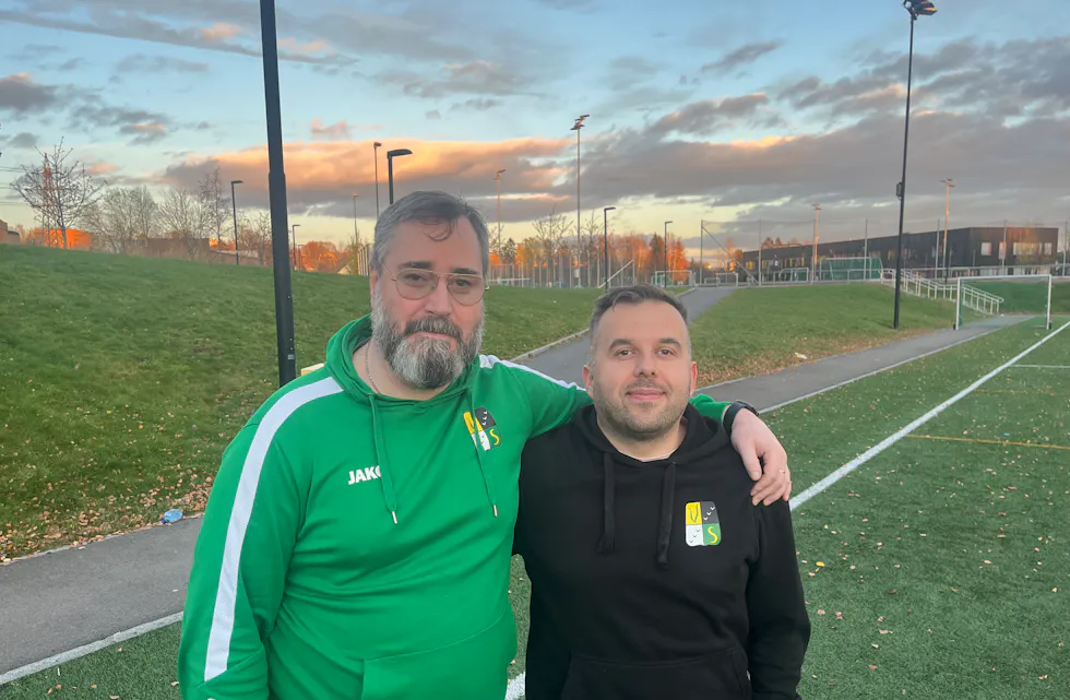 SER FREMOVER: Daglig leder i Veitvet SK, Morten Dahl Hansen (t.v.), og A-lagstrener Haris Nuhanovic har grunn til å se tilbake på en tøff sesong i 5. divisjon, men retter samtidig et optimistisk blikk mot neste års 6. divisjon.