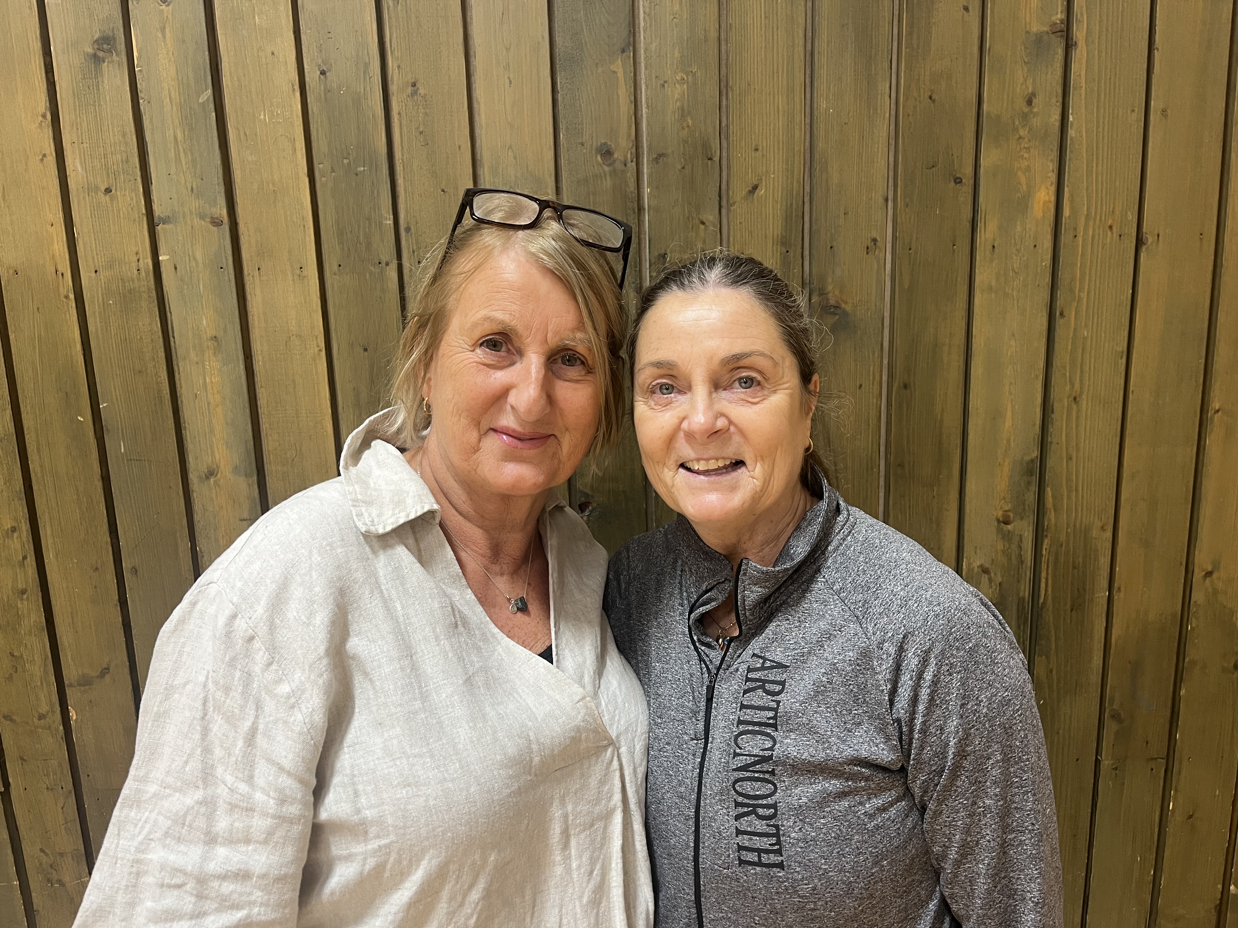 Styreleder i Ares Turnforening, Jorun Gusland Hansen (t.v), og nestleder Mariann Divaris.