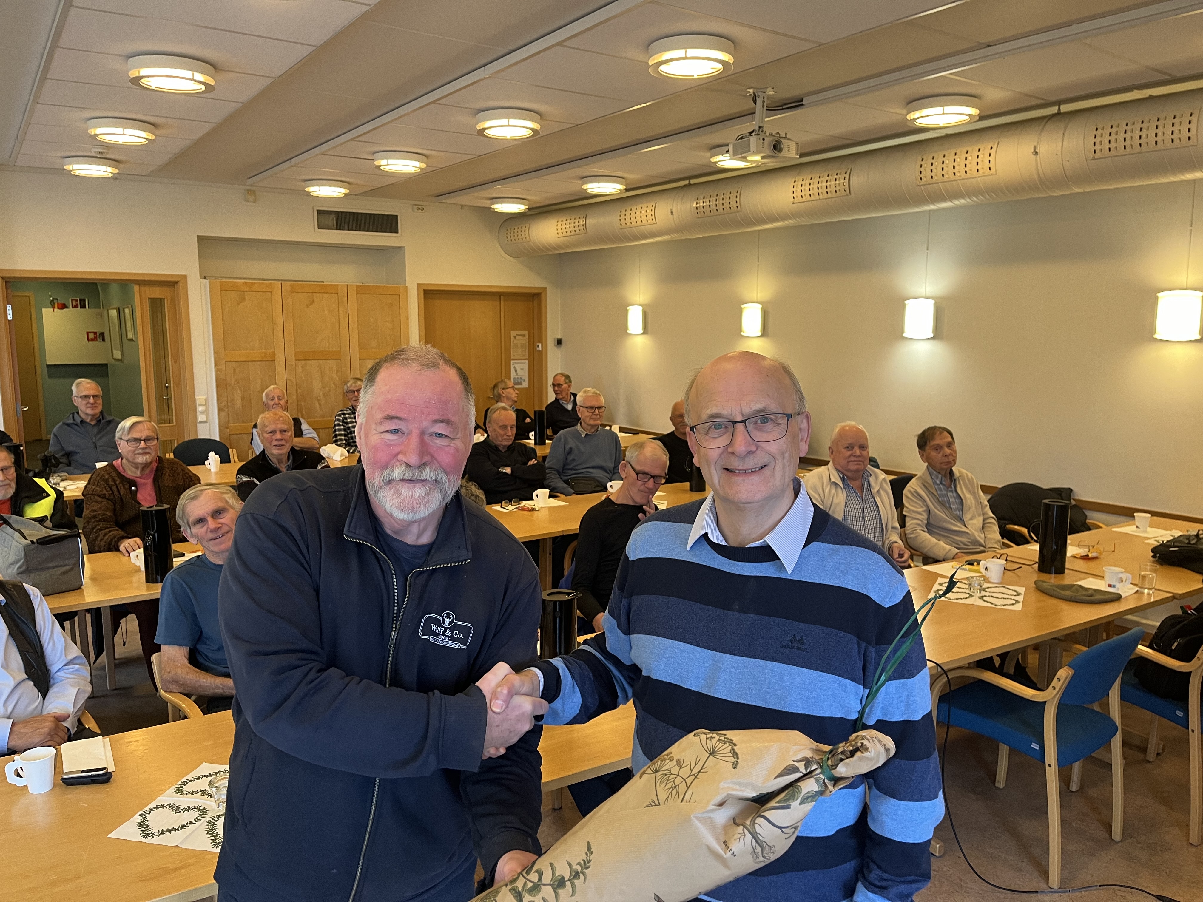 UNIKT FOREDRAG: Rolf Erik Wulff mottok blomster som takk for sitt enestående foredrag.