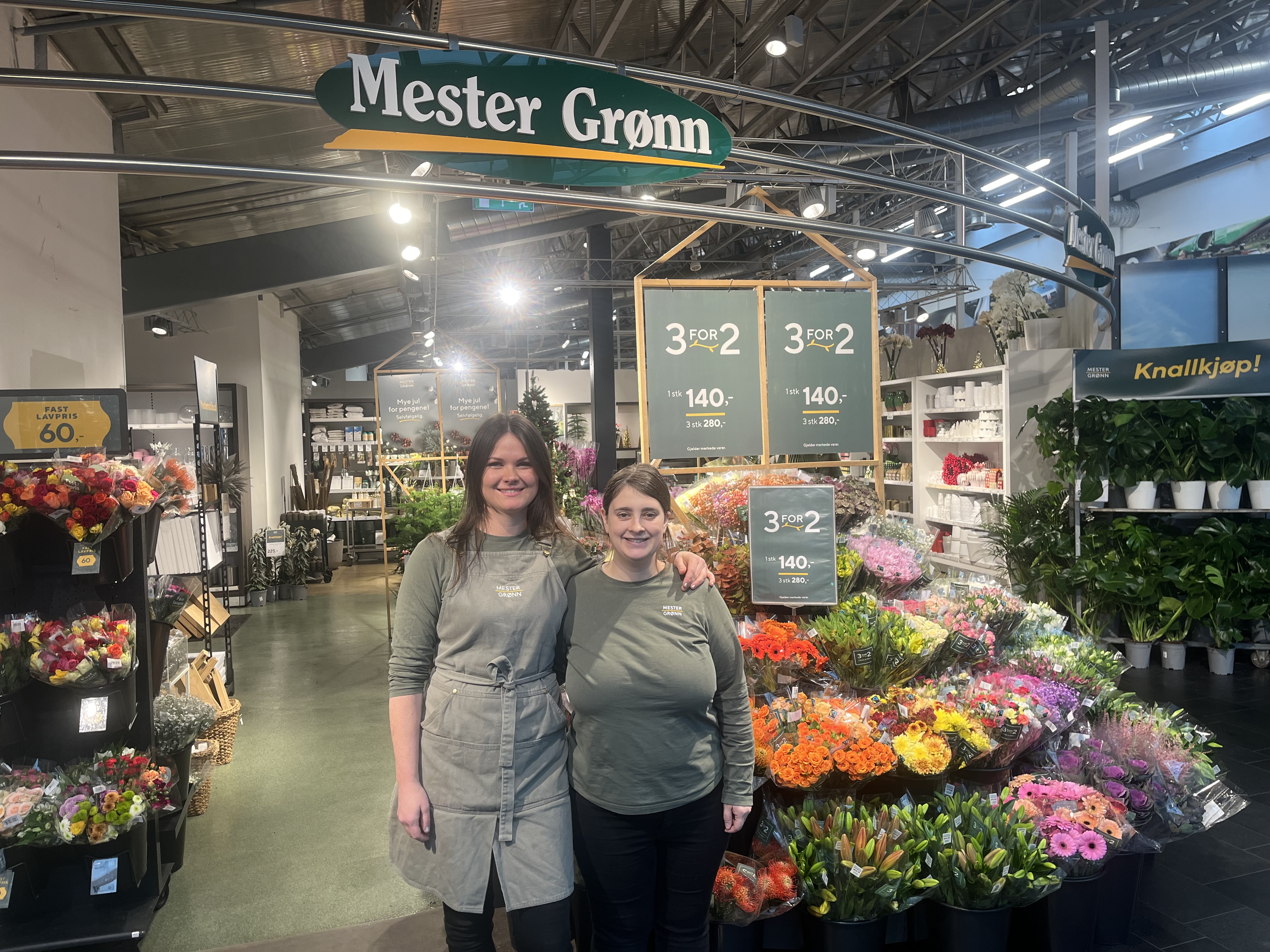 NY REKORD: Katrina Solberg (t.v.) og Maria Thorstensen og resten av teamet deres samlet inn over 80.000 kroner til Kreftforeningen i løpet av Rosa sløyfe-aksjonen i oktober.