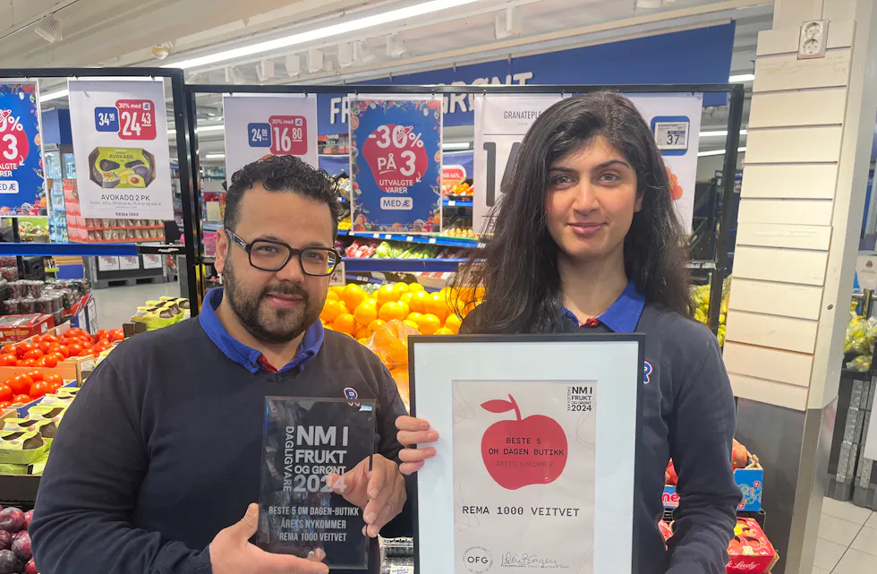 FELLES SUKSESS: Kjøpmann Hamed Rahman (t.v) og frukt- og grønt-ansvarlig Mariam Mohammadi viser stolt frem prisene REMA 1000 Veitvet har vunnet for sin frukt- og grøntavdeling.