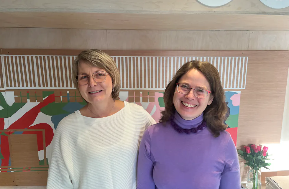 KURSLEDERNE: Linda Djupvik (t.h.) og Monika Bjørnstad, begge med videreutdanning i livsstyrketrening som et tillegg til sine psykologi- og barnevernspedagogutdanninger, har skapt et trygt rom for personlig utvikling og fellesskap gjennom sitt kurs på Sletteløkka Grendehus denne høsten.