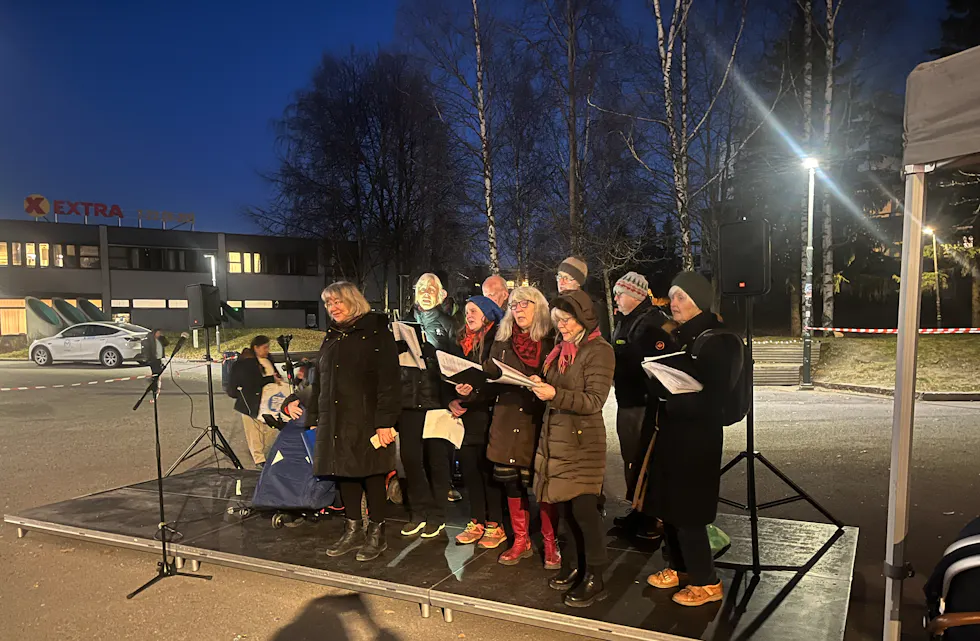 KORINNSLAG: Hellerud- og Tvetenkoret skapte god stemning med julesanger fra ulike land.