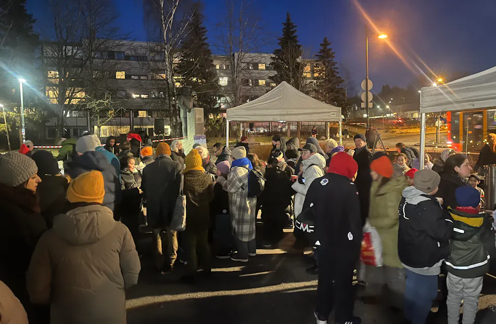 STORT OPPMØTE: Det flommet med mennesker på Trygve Lies plass.
