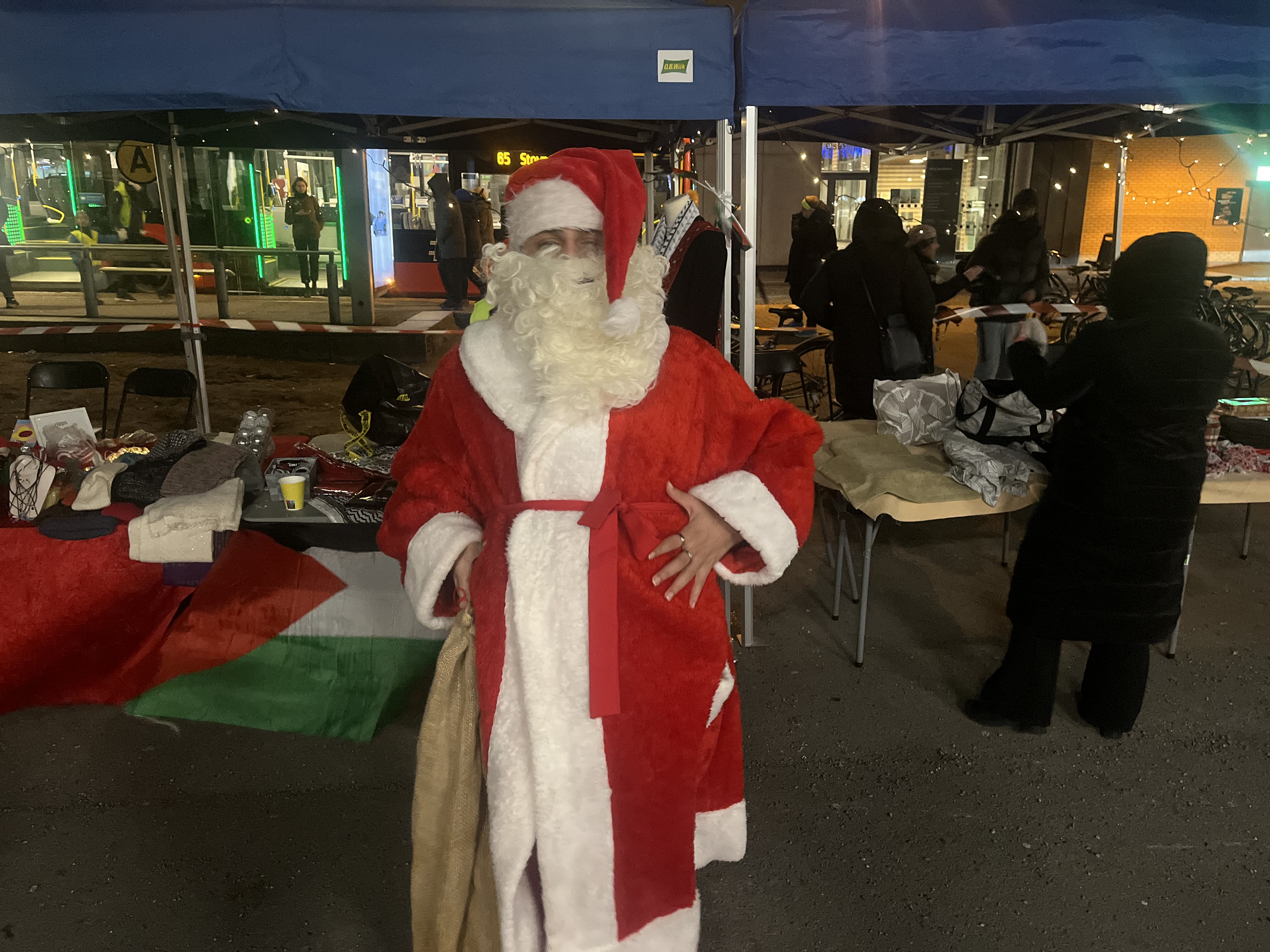 PÅ PLASS: Julenissen var på plass – god og mett på julegrøt.