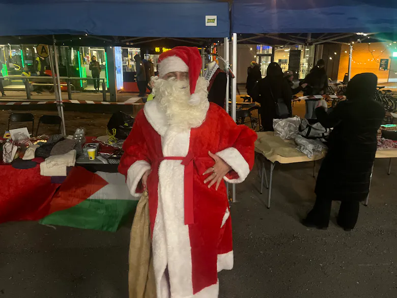 PÅ PLASS: Julenissen var på plass – god og mett på julegrøt.