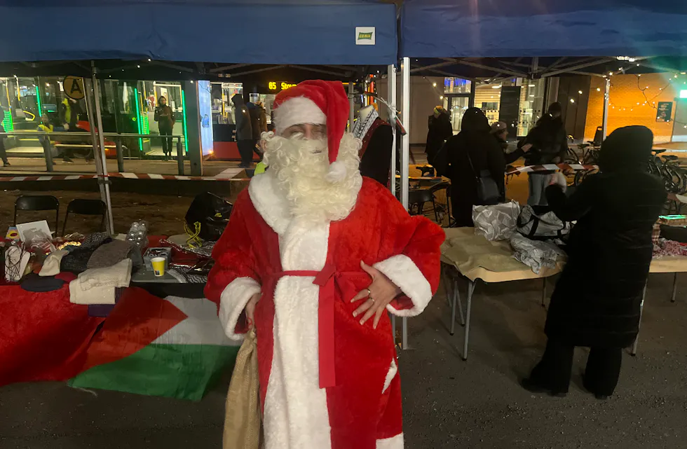 PÅ PLASS: Julenissen var på plass – god og mett på julegrøt.