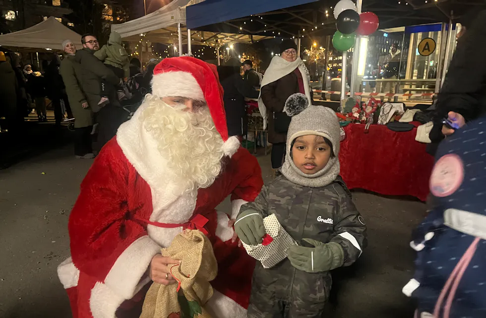 FIKK GAVE: Ayush var fornøyd med julegavene han fikk fra nissen.
