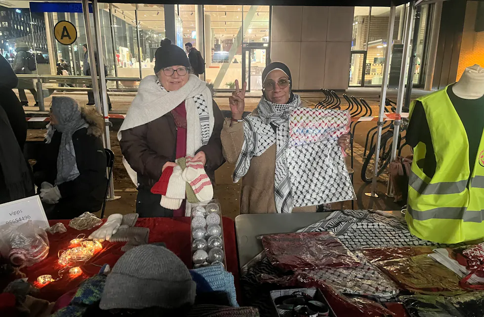 Azyza Abdallah (f.v) og Hayat Said solgte selvstrikket tøy.