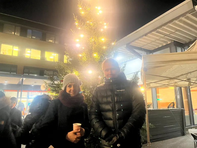 GODT SAMARBEID: Farah Humayun, samfunnsplanlegger i Bydel Alna (t.v), og senterleder for Furuset senter, Aksel Benjamin Hassel, er enige om at arrangementet må gjentas neste år.