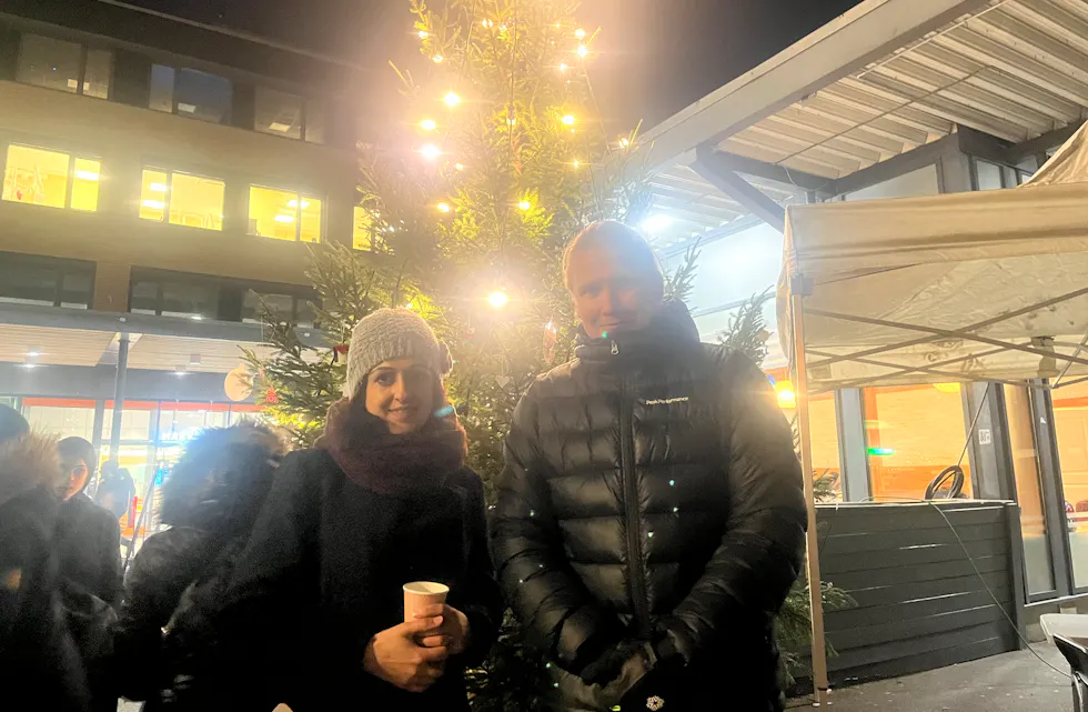 GODT SAMARBEID: Farah Humayun, samfunnsplanlegger i Bydel Alna (t.v), og senterleder for Furuset senter, Aksel Benjamin Hassel, er enige om at arrangementet må gjentas neste år.