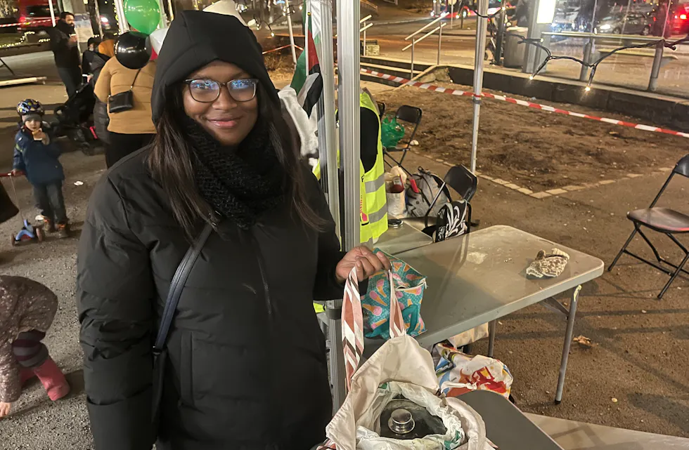 Mariam Kabia med den nye oppfinnelsen, «grytebærenett». Produktet solgte godt på deres stand.