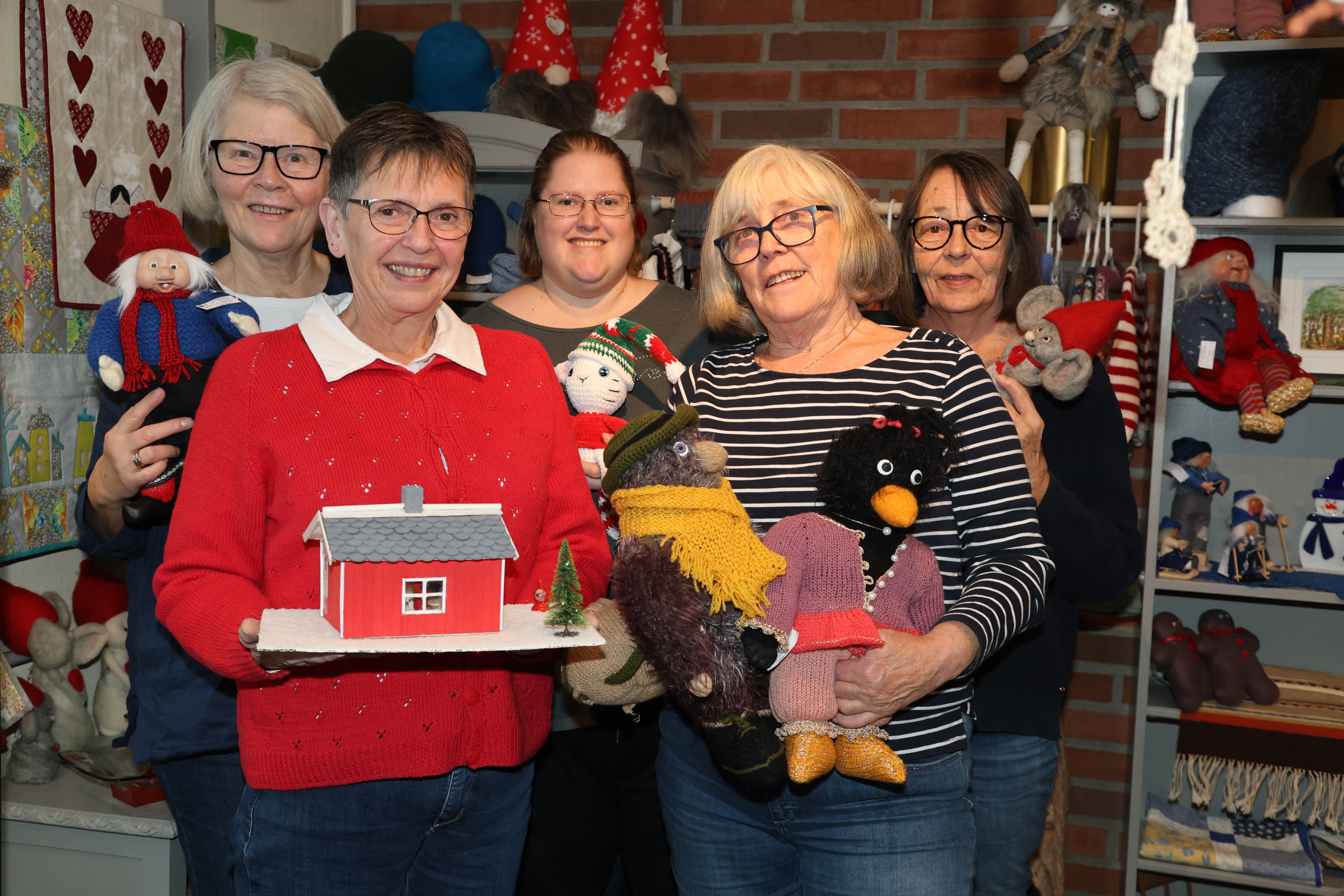 JUL OG MER JUL: Damene i Kulturkjeller’n på Ellingsrud har rigget ferdig julehuset. Foran: Elin Kristiansen (.t.v) og Erna. Bak: Jorunn (t.v.), Nina og Janne. (Foto: Tom Evensen)