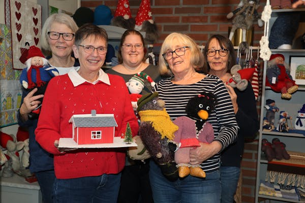 JUL OG MER JUL: Damene i Kulturkjeller’n på Ellingsrud har rigget ferdig julehuset. Foran: Elin Kristiansen (.t.v) og Erna. Bak: Jorunn (t.v.), Nina og Janne. (Foto: Tom Evensen)