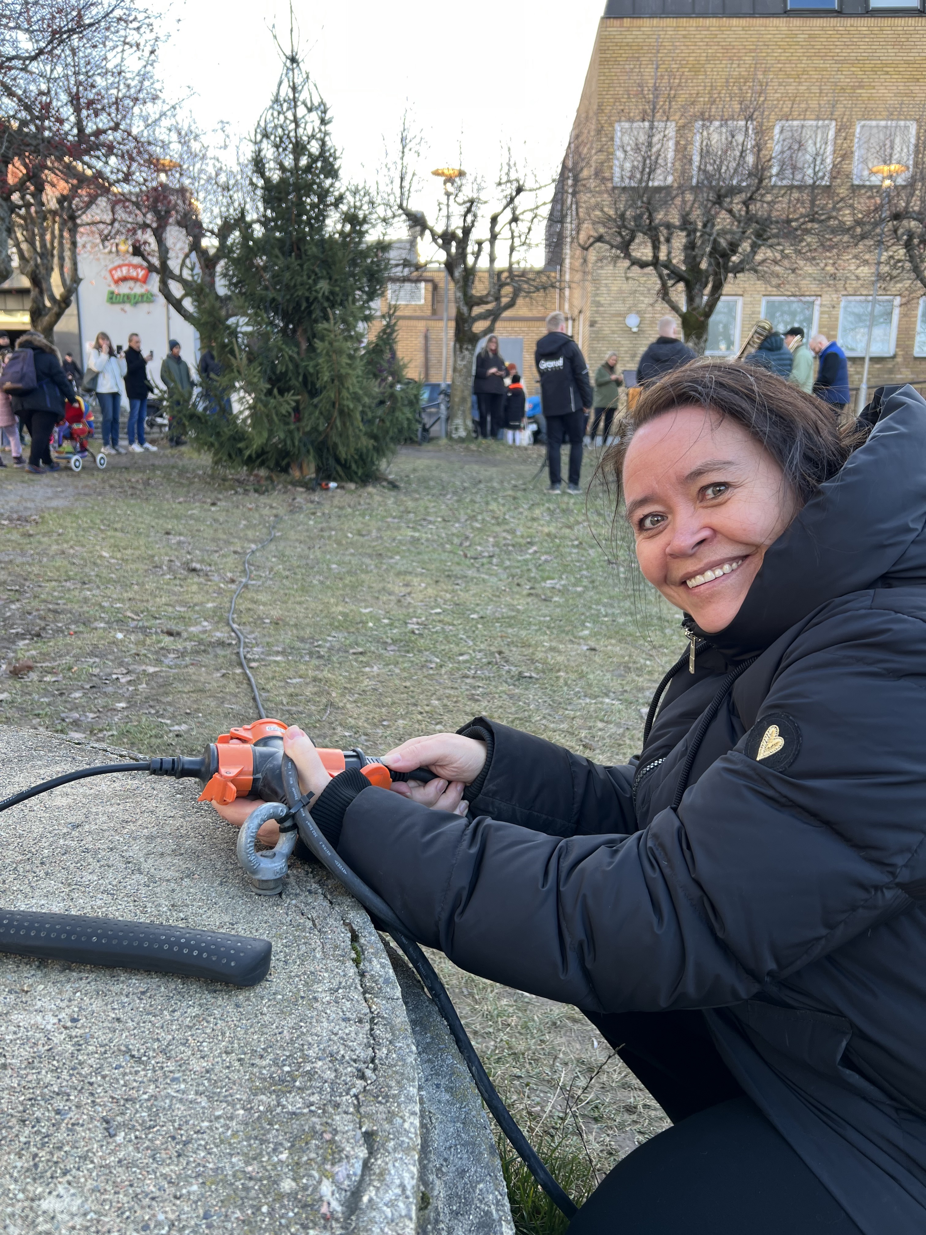 OG DER LYSER JULETREET: Senterleder Mona Ridder-Nielsen tente julelysene på juletreet utenfor Grorud senter. (Foto: Tom Evensen)