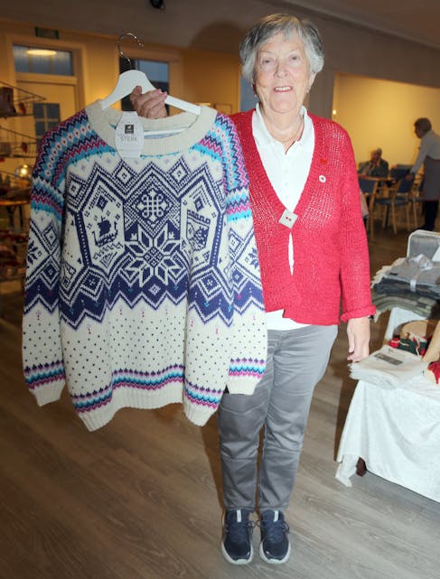 PRAKTFULL GENSER: Sollaug Lafton har strikket en fenomenal utgave av neste års VM-genser i forbindelse med det kommende ski-VM i Trondheim.