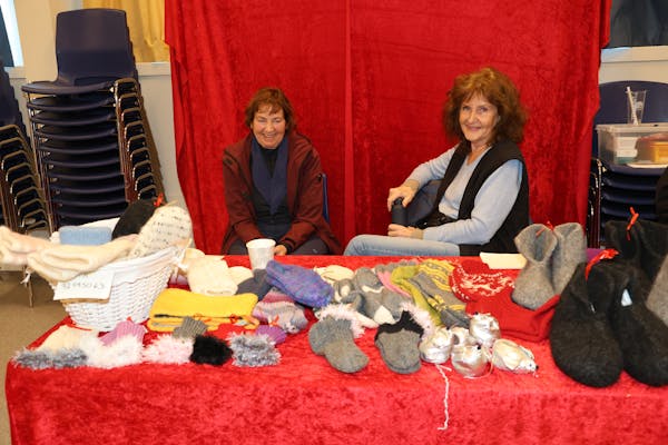 HJEMMELAGET HOBBYMARKED: Alt fra heklede og strikkede ting til hjemmelaget konfekt, trearbeider, decoupage, julekranser og julelys var å finne. (Foto: Tom Evensen)