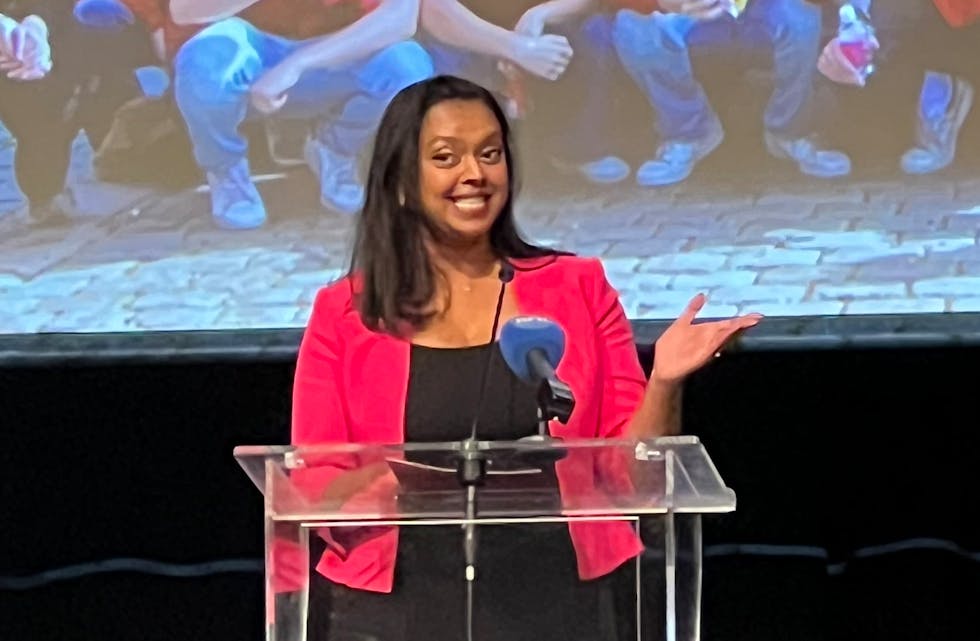 Kamzy Gunaratnam vant over Hadia Tajik_01_crop