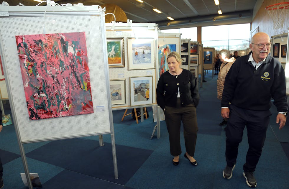 PÅ VANDRING: Byråd Anita og kunstleder Per-Kristian hadde mye fin kunst å se på.