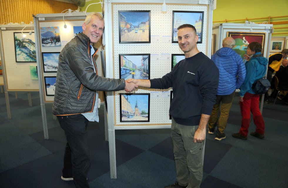 SLO TIL: Avisas Jarle Hansen (t v) sikret seg seks Oslo-motiver fra kunstner Shaban Bamerni.