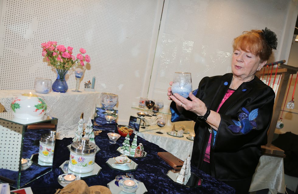 ALLTID TIL STEDE: Frøydis Cederkvist Stenerud stilte selvsagt opp med sin glasskunst. Hun er den eneste som har vært til stede på samtlige kunstutstillinger i regi av Høybråten Lions.