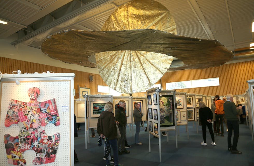 SVEVENDE KUNSTVERK: Kunstinstallasjonen «Saturn» hang over alle de andre kunstverkene på Høybråten.