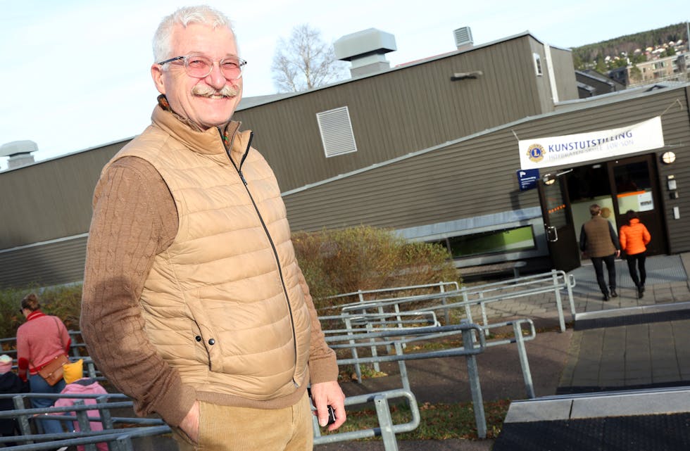 MØTTE OPP: Om senterleder på Alna senter, Hans Georg Helberg, kjøpte kunst vet vi ikke, men han går aldri glipp av kunstutstillingen på Høybråten.