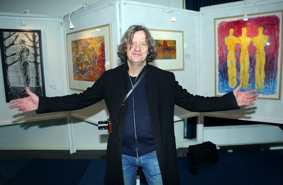 FORNØYD KUNSTNER: Nico Widerberg storkoste seg da han kom til kunstutstillingen på Høybråten, hvor både hans og faren Frans sin kunst ble stilt ut samtidig - hvilket hører til sjeldenhetene.