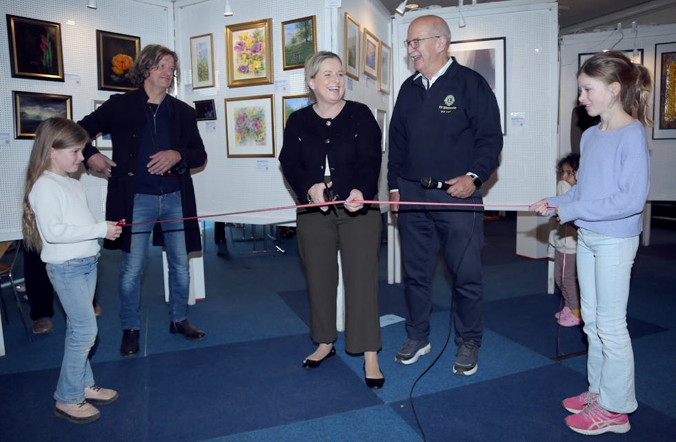 ERFAREN SNORKLIPPER: Byråd for kultur og næring, Anita Leirvik North, klipper snoren mens leder Per-Kristian Petersen i kunstkomiteen og Nico Widerberg følger med.