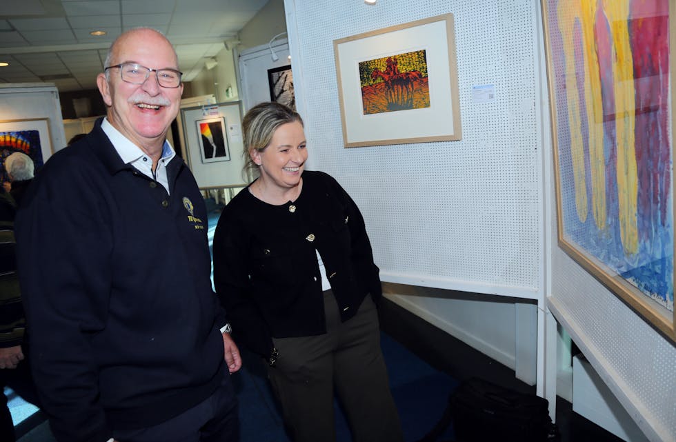 HYGGELIG TONE: Per-Kristian og byråd Anita storkoste seg da de inspiserte kunsten til Widerberg.