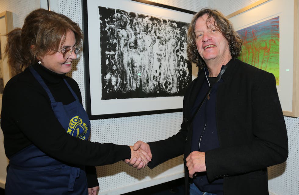 GODT KJØP: Merete Granerud syntes det var hyggelig å få hilse på Nico Widerberg personlig da hun kjøpte hans bilde «Flørt II».