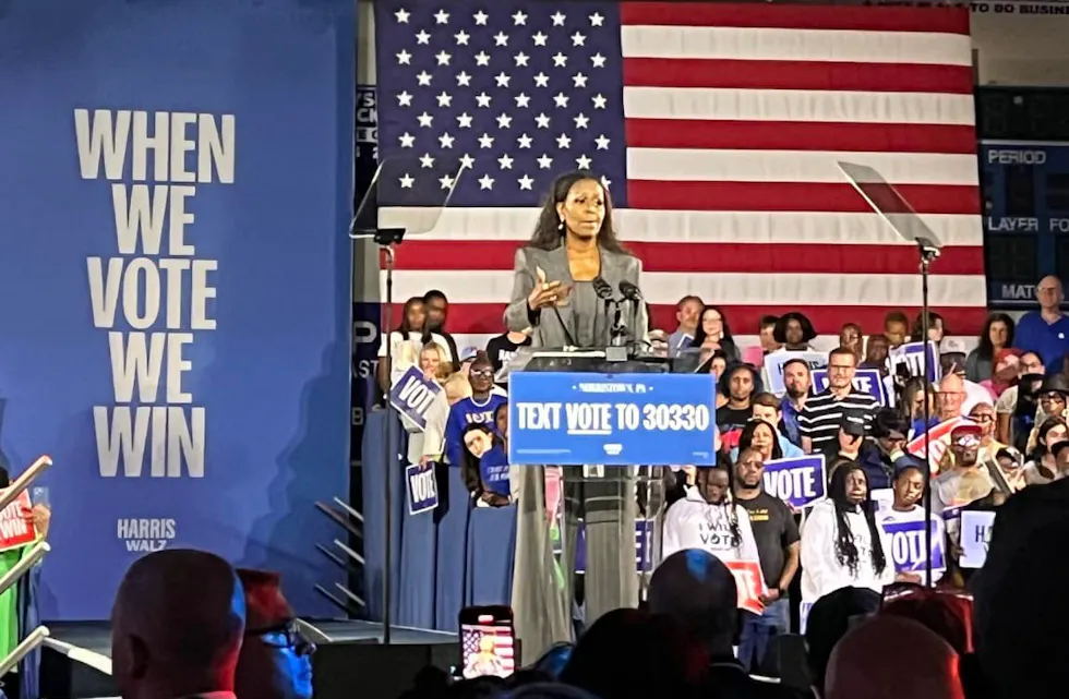 Michelle Obama taler på Norristown Area High School.