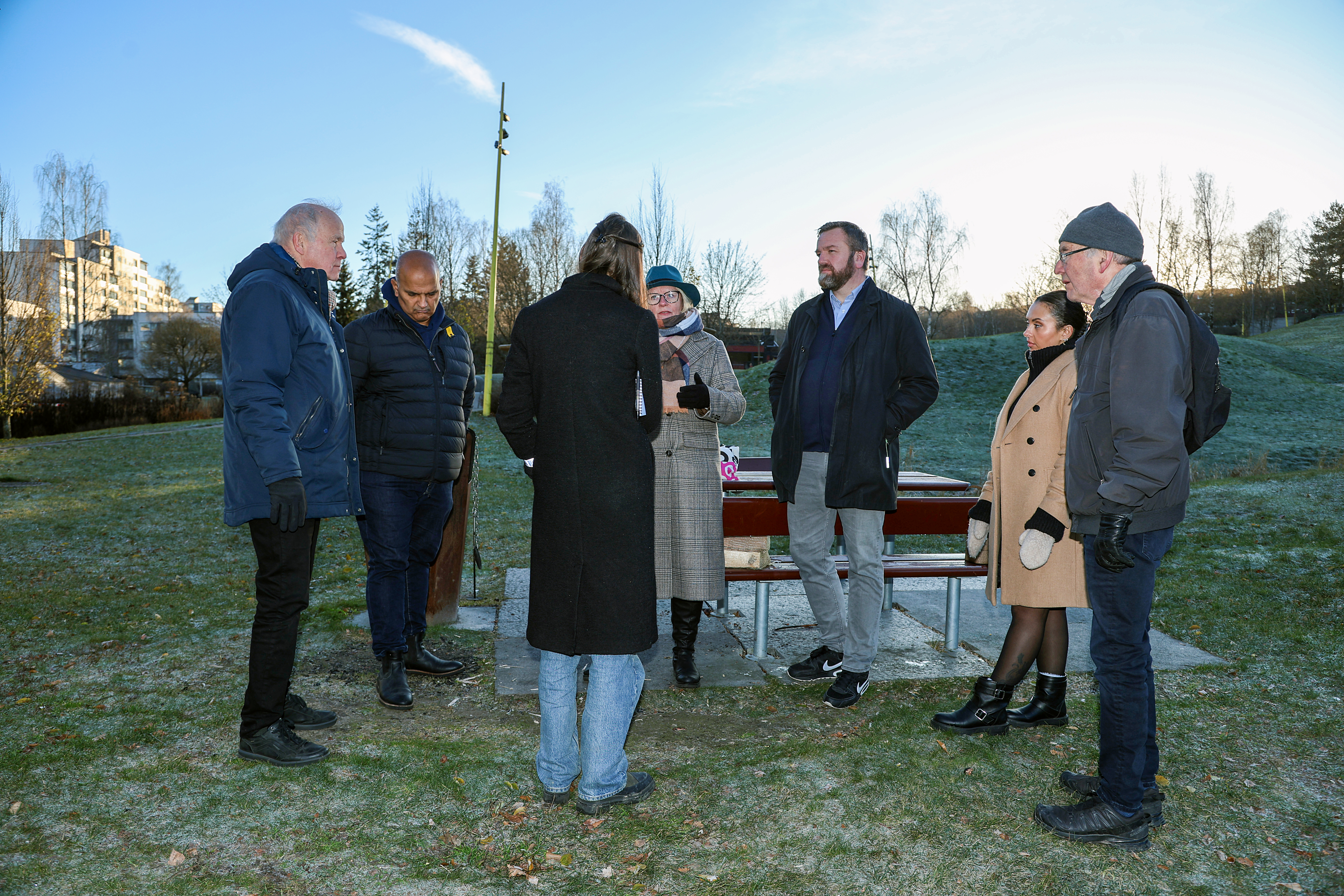 BEKYMRET FOR BYDELSTILBUDENE: I forkant av dagens (onsdag 20. november) demonstrasjon møtte avisa lederen i LO Oslo, samt flere av Groruddalens lokalpolitikere fra partiene Ap, SV og Rødt i Verdensparken på Furuset. (Foto: Tom Evensen)