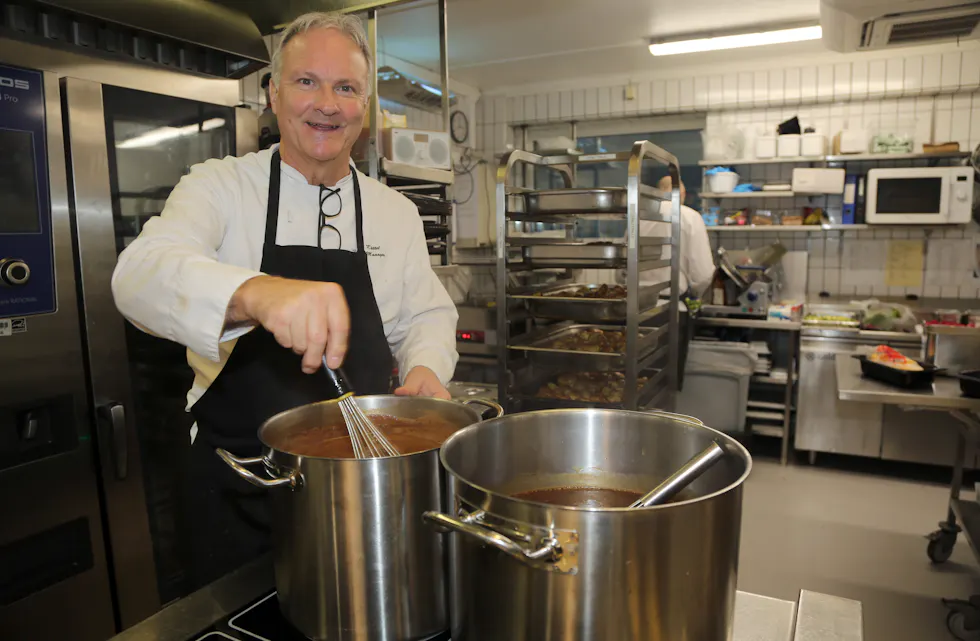 BLID MESTERKOKK: Hvor mange måltider Reinhard Küttel har laget på Thon Hotel Linne gjennom 20 år vites ikke - men antallet er stort. Nå går han ut i pensjonisttilværelsen - men skal fortsatt lage middag til familien på hjemmebane!