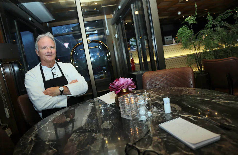 SATT STILLE: Reinhard Küttel har alltid vært høyt og lavt og full av energi. De gangene vi har fått ham i tale har det foregått raskt og turbulent fordi han har vært svært så opptatt. Denne gangen beordret undertegnede ham til å sitte rolig i en halv times tid slik at man kunne få gjennomført et skikkelig «avskjedsintervju».