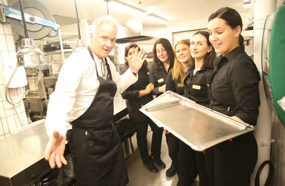 LIKBLEK MESTERKOKK: Det har vært en tradisjon å snakke med Reinhard Küttel i forkant av lutefiskaftenen. Det kan ofte bli ganske like reportasjer, men i fjor dro vi en fleip om at Reinhard hadde drømt at all lutefisken hadde forsvunet rett før gjestene i matklubben skulle serveres. Det oppsto latter, forvirring og forundring blant servitørene Kalpana (f.v.), Maria, Isabel, Cristina og Miroslava, da Reinhard ble med på spøken og hans mareritt skulle gjenskapes på et bilde.