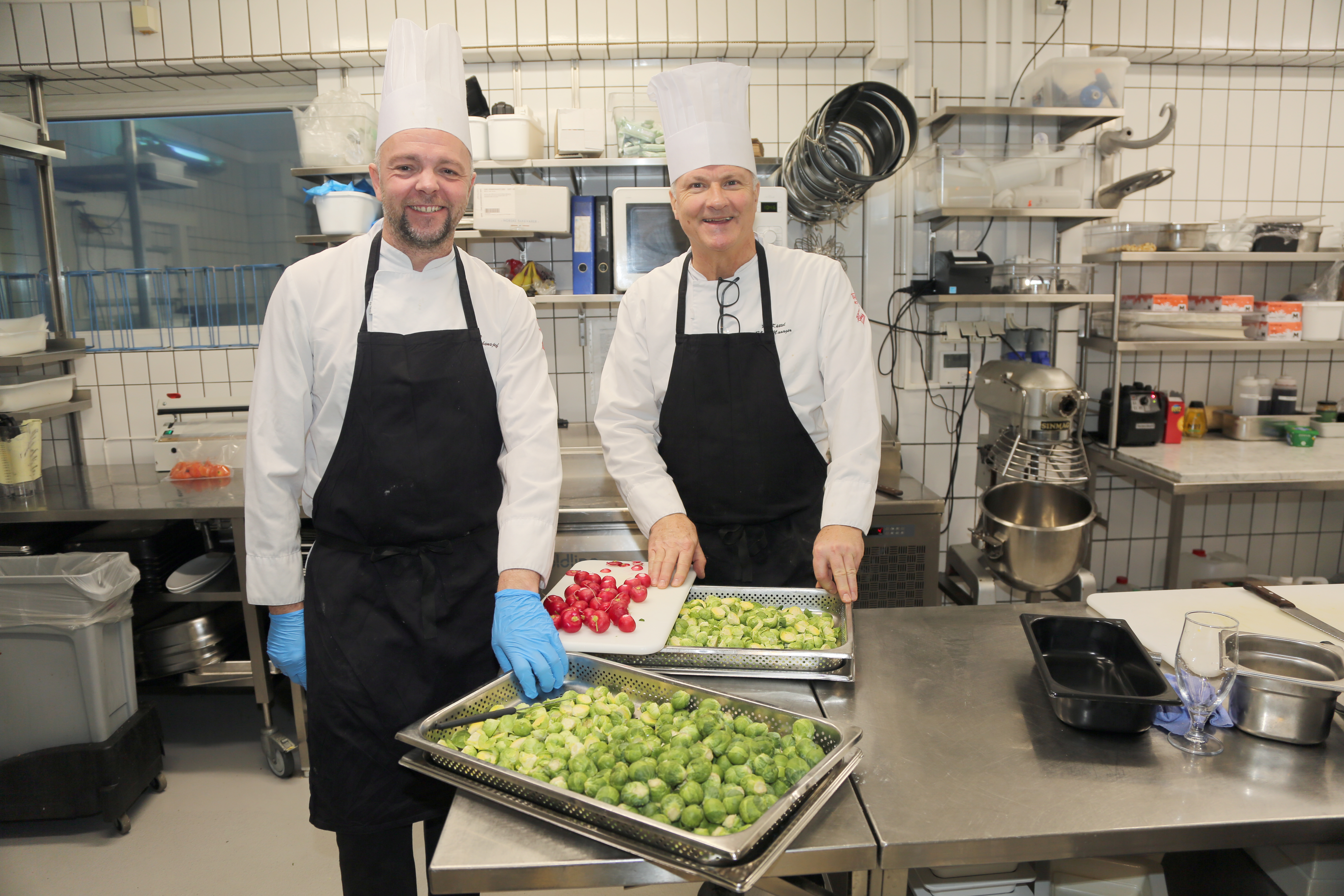 LENGRE FARTSTID: Assisterende kjøkkensjef Jan Vidar Solberg begynte på Thon Hotel Linne seks år før Reinhard Küttel - etter 20 års samarbeid på kjøkkenet skiller de lag.
