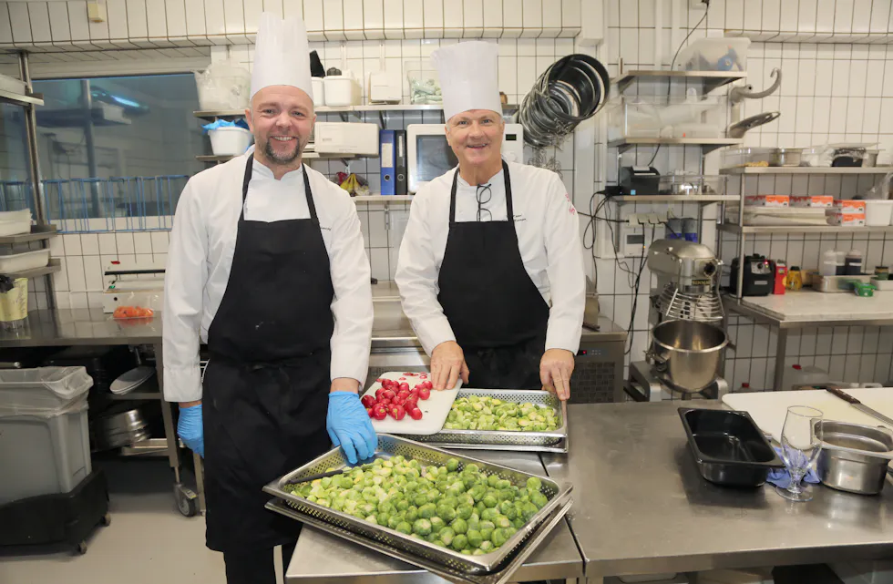 LENGRE FARTSTID: Assisterende kjøkkensjef Jan Vidar Solberg begynte på Thon Hotel Linne seks år før Reinhard Küttel - etter 20 års samarbeid på kjøkkenet skiller de lag.