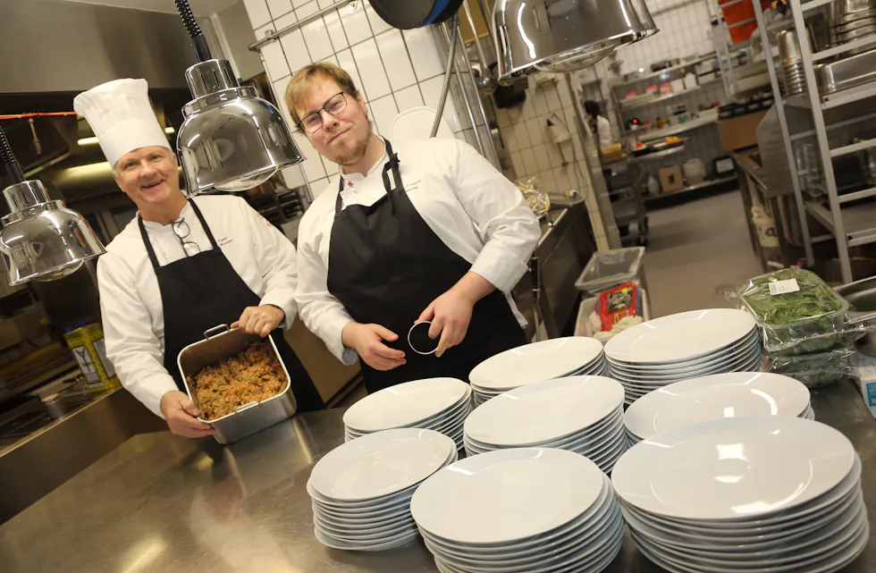 SNART MIDDAG: Soussjef Paul Kristian Bjørnstad og mesterkokk Reinhard har gjort i stand maten til et større selskap - snart skal tallerknene fylles med skikkelig god mat som Thon Hotel Linne er så kjent for.