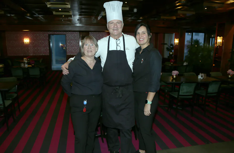 GODE KOLLEGAER: Godt samspill mellom flotte medarbeidere som trekker sammen kjennetegner Thon Hotel Linne. Hovmester Trine Nilsen (t v) og servitør Miroslava Pujin kommer til å savne Reinhard når han forlater hotellet.