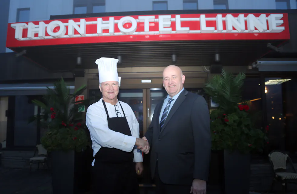 TAKKER AV: Hotelldirektør på Thon Hotel Linne, Are Gald, takker Reinhard Küttel for 20 års eminent virke på hotellet - selv om han ikke liker det og allerede har begynt å savne ham. Men Reinhard har bestemt seg for at nok er nok. Etter å ha jobbet sammen på Thon Hotel Vettre har de tilbrakt 18 år sammen på Linne.