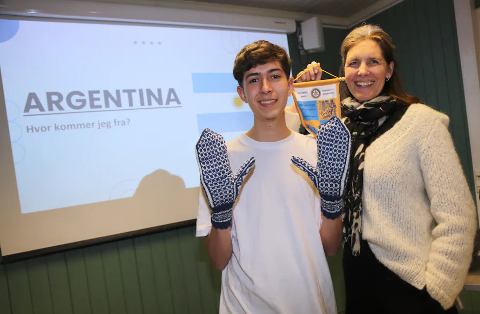LANGVEISFARENDE UNGUTT: Kay Montarce er utvekslingsstudent fra Argentina og bor nå på Rødtvet. Da president Tone Marie Falch i Grorud Rotary spurte om han ville fortelle litt om sitt hjemland, stilte han opp — og ble belønnet med et par selbuvotter.