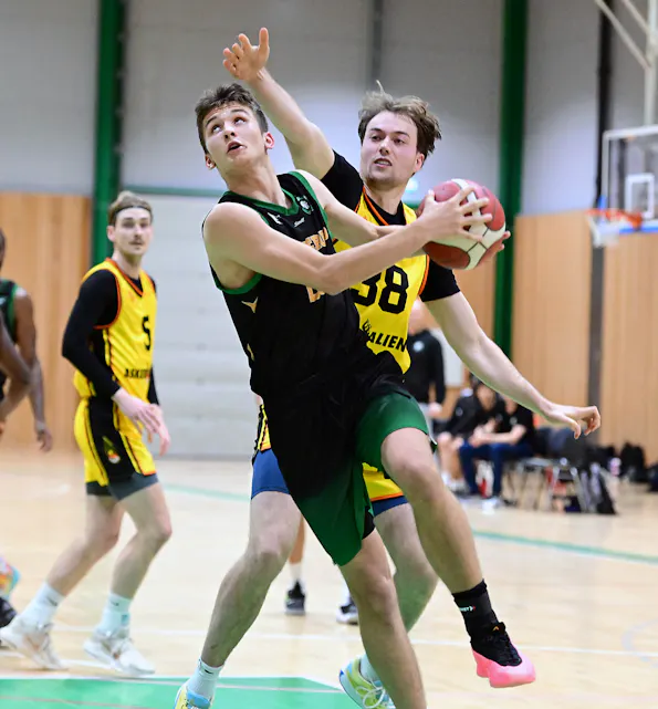 STJERNESKUDD: 17 år gamle Ruben Driespong Langerød fortsetter å imponere for Ammerud. Med 17 poeng mot Asker Aliens viste han hvorfor han bør bli betraktet som en av de mest spennende unge talentene i norsk basket. Foto: Bjørn Moe