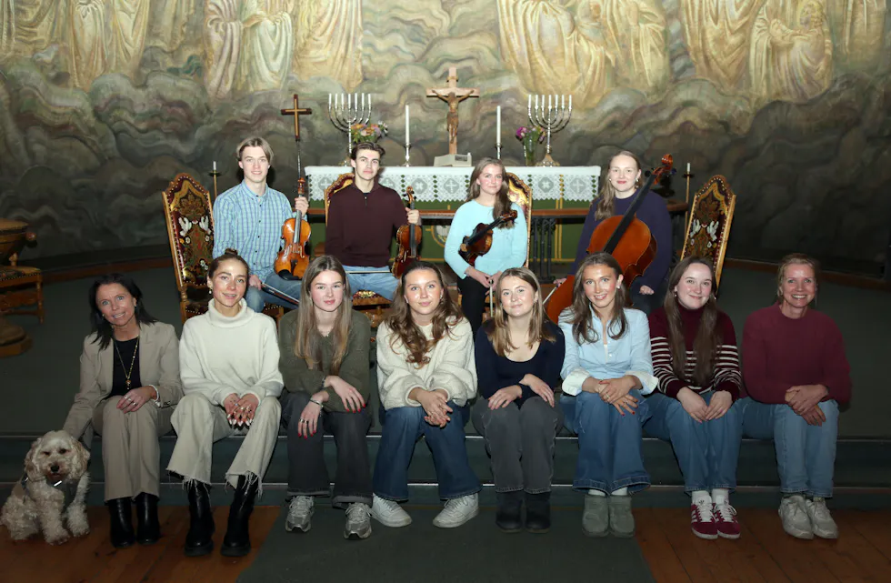 KLASSISK SAMARBEID: Det blir en konsert utenom det vanlige når noen av landets største musikalske talenter skal fremføre blant annet Pergolesis «Stabat Mater» i Grorud kirke. Bak sitter Kvartett Saphir bestående av Philippe Jayer (18) (fiolin/bratsj), Torje Rabu (18) (fiolin/bratsj), Amanda Noor Vatn (17) (fiolin/bratsj) og Iris Kalliovirta (18) (cello). I første rekke sitter kantor i Grorud menighet, Elisabeth Vatn (sammen med Bianca) (f v), solister i Det Norske Jentekor - Amalié Hanasand-Iversen, Tiril Fretland, Malene Aas Haugen, Amélie Boubli, Fredrikke Corneliussen og Amalie Eikenes Randen - samt sangpedagog i DNJ, Live Maartmann.