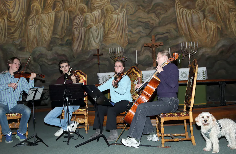 MUSIKKGLAD HUND: Bianca elsker musikk og fikk meg seg øvelsene i Grorud kirke før søndagens konsert.