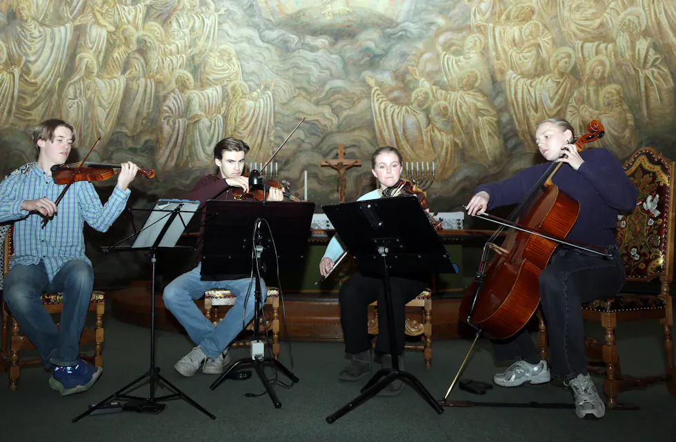 TALENTFULLE STRYKERE: Kvartett Saphir består av Philippe Jayer (18) (fiolin/bratsj), Torje Rabu (18) (fiolin/bratsj), Amanda Noor Vatn (17) (fiolin/bratsj) og Iris Kalliovirta (18) (cello).