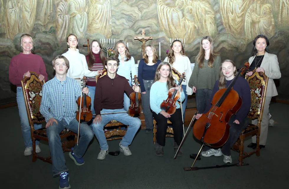 MUSIKALSK GJENG: Sangpedagog Live Maartmann (f v), solister i Det Norske Jentekor, Amalié Hanasand-Iversen, Amalie Eikenes Randen, Fredrikke Corneliussen, Amélie Boubli, Malene Aas Haugen og Tiril Fretland, samt kantor i Grorud menighet, Elisabeth Vatn. Foran sitter Kvartett Saphir bestående av Philippe Jayer (18) (fiolin/bratsj), Torje Rabu (18) (fiolin/bratsj), Amanda Noor Vatn (17) (fiolin/bratsj) og Iris Kalliovirta (18) (cello).