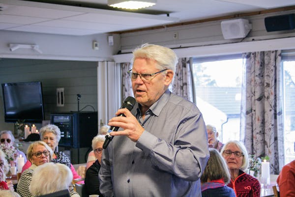 BEKYMRET: Ivar Leveraas er ikke overbevist om at det er så mye å spare ved å legge ned et populært seniorsenter.