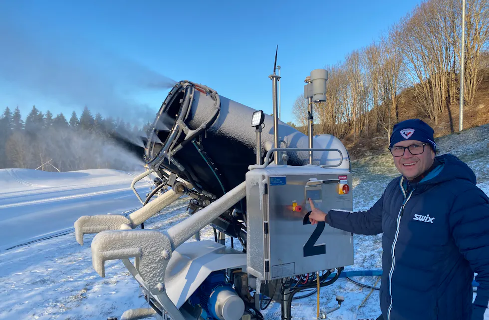 Terje Jemterud styrer snøproduksjonen sammen med et stort dugnadslag i Lillomarka Arena.