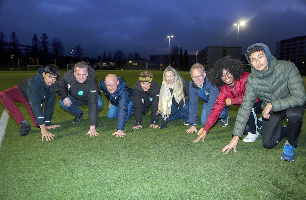 SKRU PÅ VARMEN: Alt ligger klart til at Jesperudjordet kan bli en helårsbane. Det trengs bare hjelp til å dekke kostnaden. Her med spiller Ali Nader (f.v.), Espen Myrbakken i Stovner SK, Tore Jarl Bråteng i Oslo Fotballkrets, daglig leder i Stovner SK Mariann Staxrud Utstumo, Ingeborg Bjørnevik (Frp), generalsekretær i Oslo Idrettskrets Magne Brekke, Kissma Kamara i Stovner SK og spiller Sajawal Ali Ahmed.